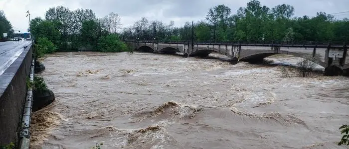 Maltempo sull’Italia, allerta rossa in Piemonte: il Po supera il livello di pericolo, evacuazioni e disagi\n