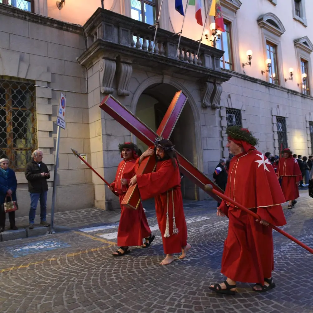La Naca, le confraternite e l’origine del “morzeddhu” al baccalà: storia\u00A0della processione\u00A0che unisce Catanzaro\n