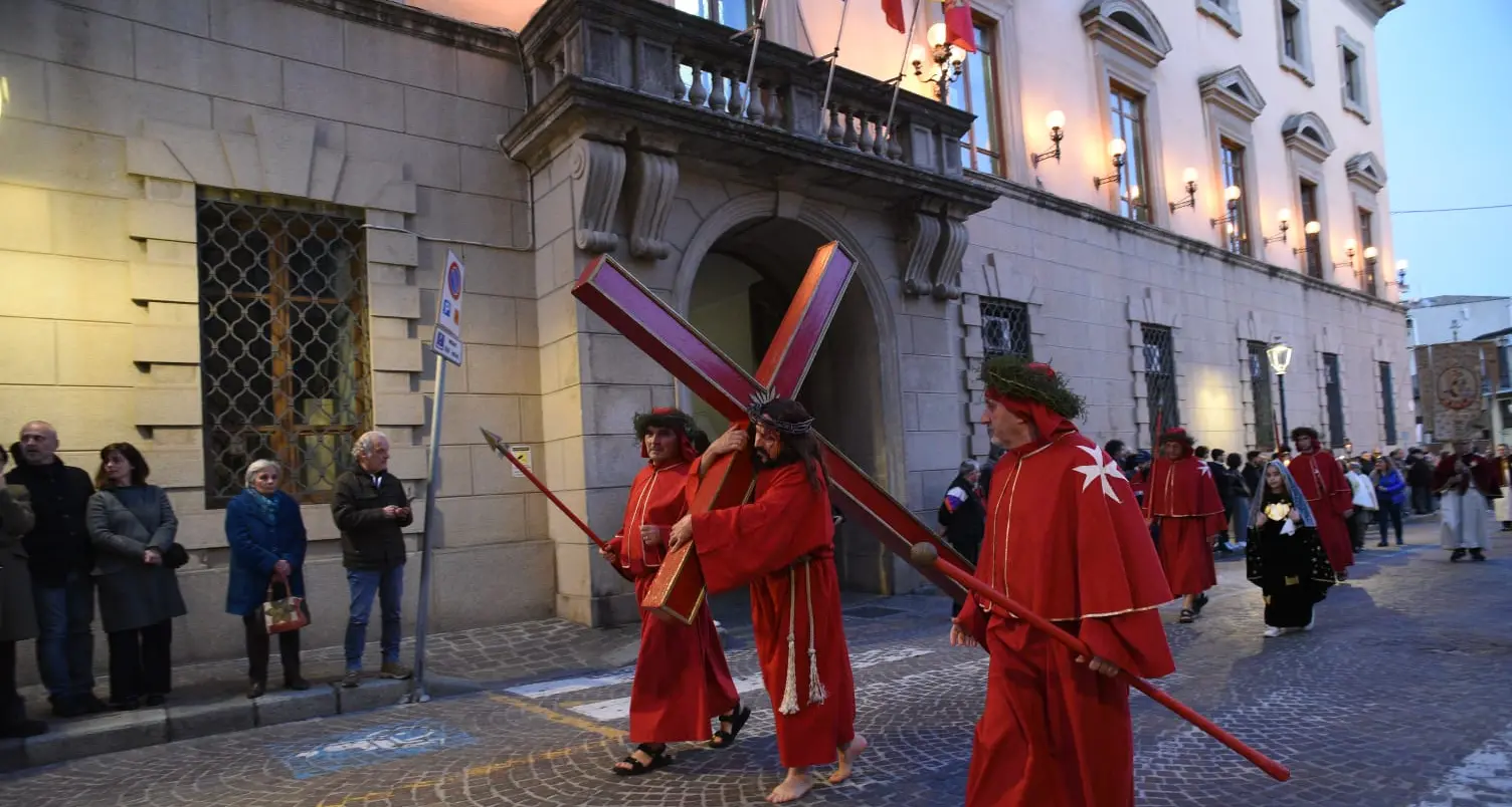 La Naca, le confraternite e l’origine del “morzeddhu” al baccalà: storia\u00A0della processione\u00A0che unisce Catanzaro\n
