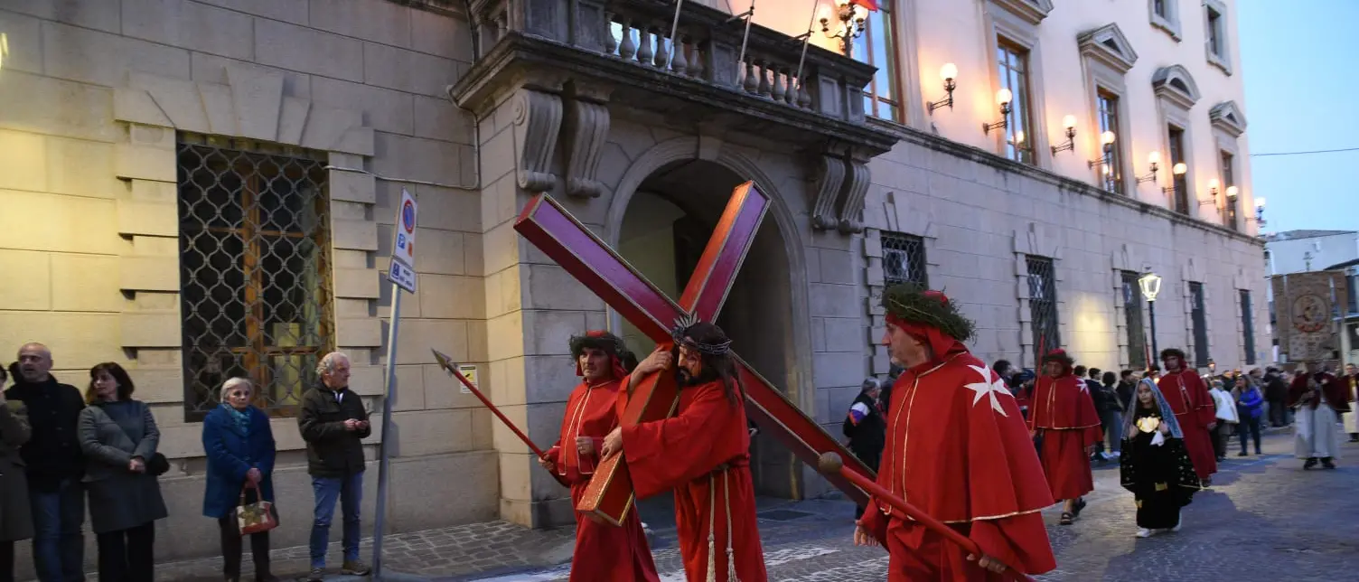 La Naca, le confraternite e l’origine del “morzeddhu” al baccalà: storia\u00A0della processione\u00A0che unisce Catanzaro\n