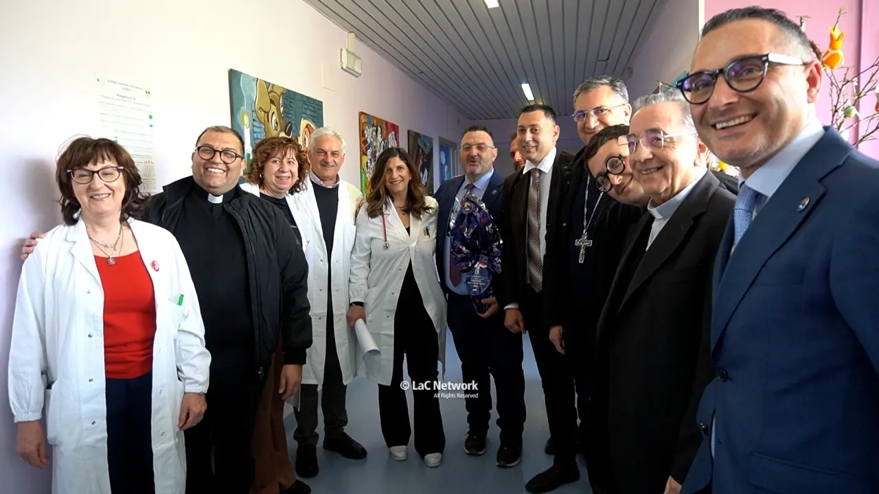 La gioia della Pasqua in corsia all’ospedale di Cetraro, il vescovo Rega consegna le uova di cioccolato ai piccoli pazienti\n