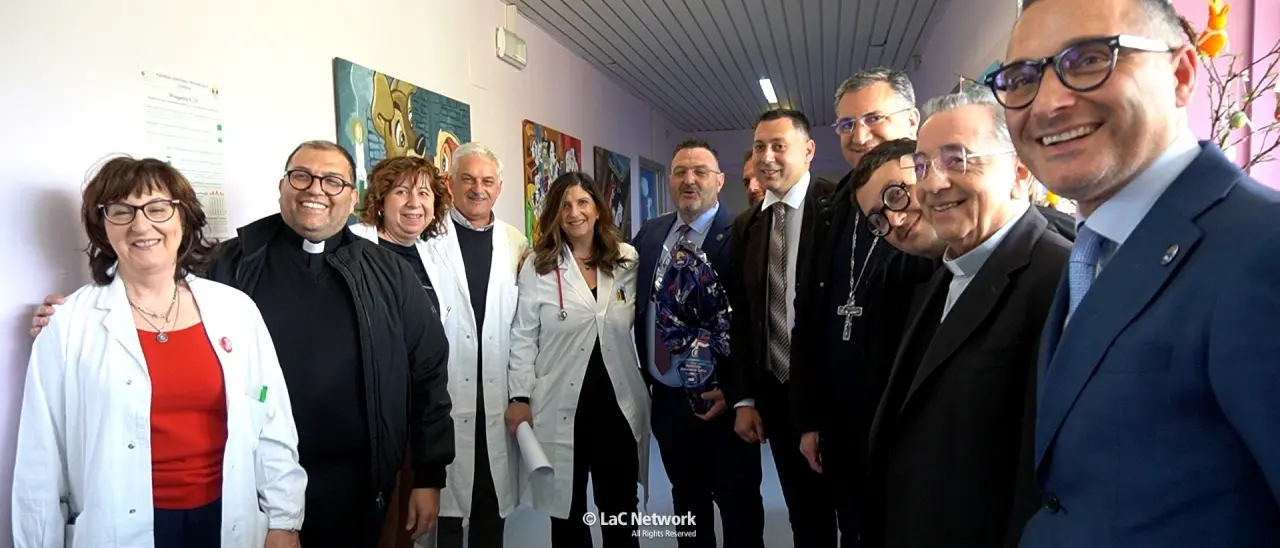 La gioia della Pasqua in corsia all’ospedale di Cetraro, il vescovo Rega consegna le uova di cioccolato ai piccoli pazienti\n