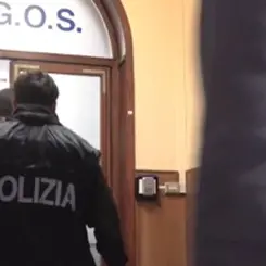 Blitz della Polizia a Isola Capo Rizzuto: controlli su 143 persone e 112 veicoli, comminate 9 sanzioni\n