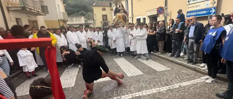 A Nocera Terinese si ripete il rito dei Vattienti, ecco le loro testimonianze sulla flagellazione: «Qui viviamo di Fede»\n