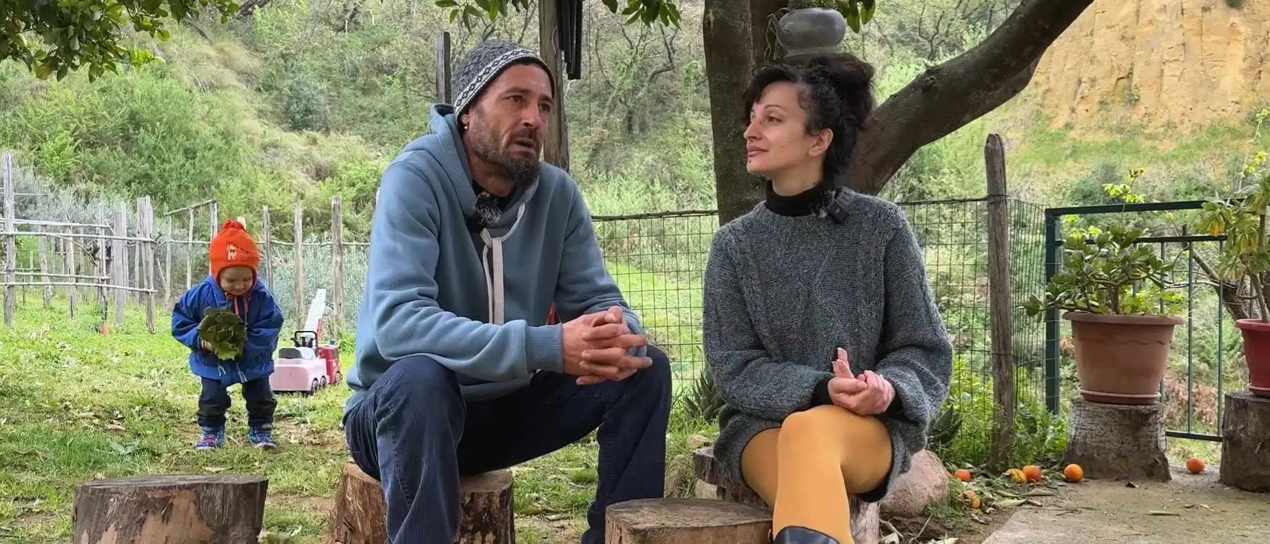 La famiglia calabrese che vive in campagna con 400 euro al mese producendo tutto nel proprio orto: «Questa è la vera libertà»\n