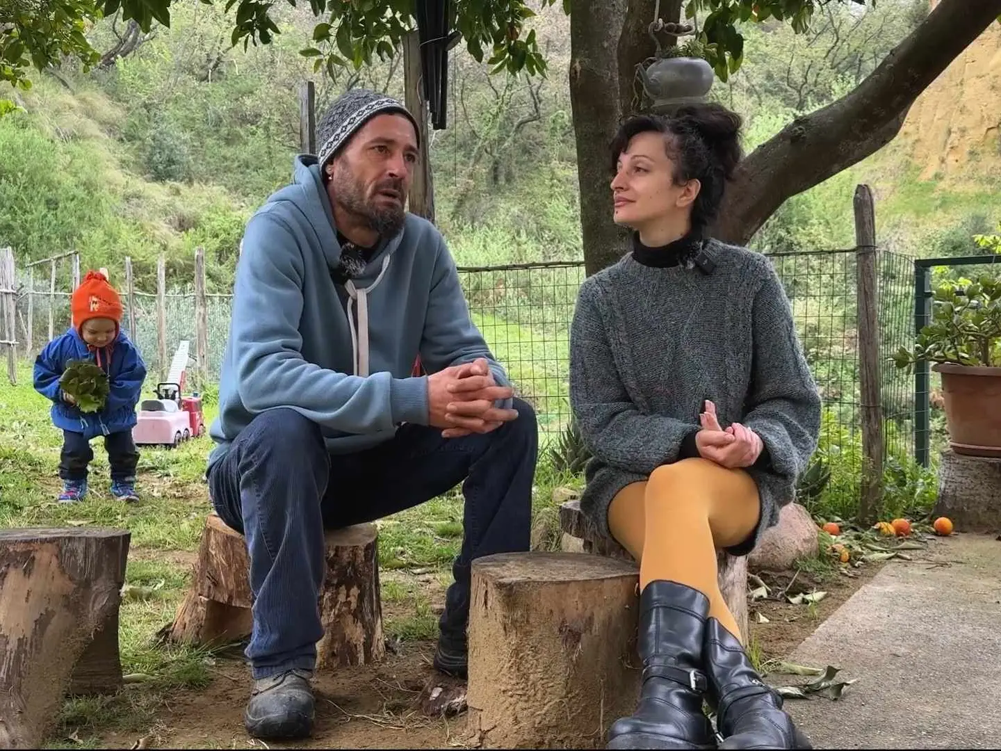 La famiglia calabrese che vive in campagna con 400 euro al mese producendo tutto nel proprio orto: «Questa è la vera libertà»