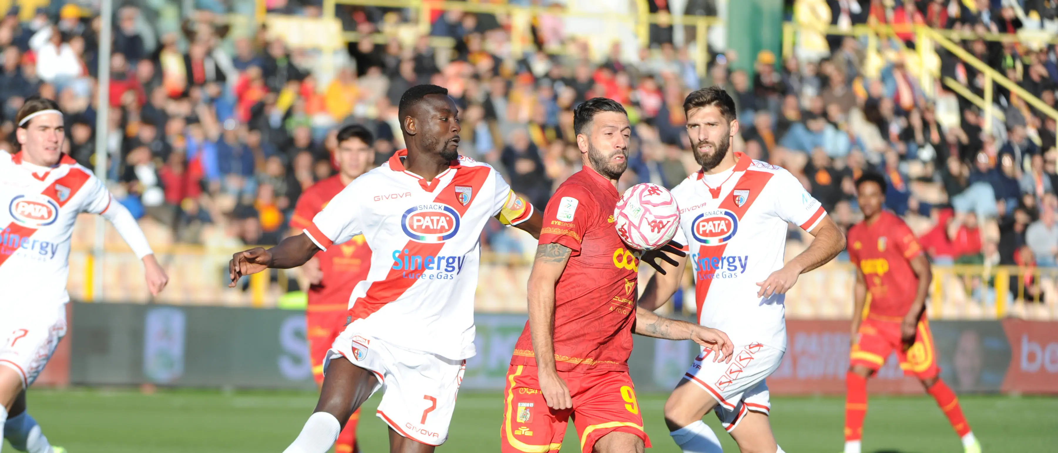 Serie B in campo a Pasquetta: Catanzaro a Mantova per consolidare i play off. Cosenza a La Spezia per non spegnere (già) la luce