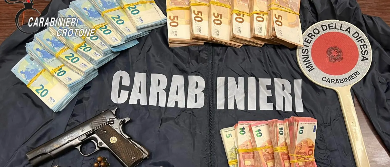 In auto con tre pistole e più di 47mila euro in contanti: arrestate due persone a Crotone\n