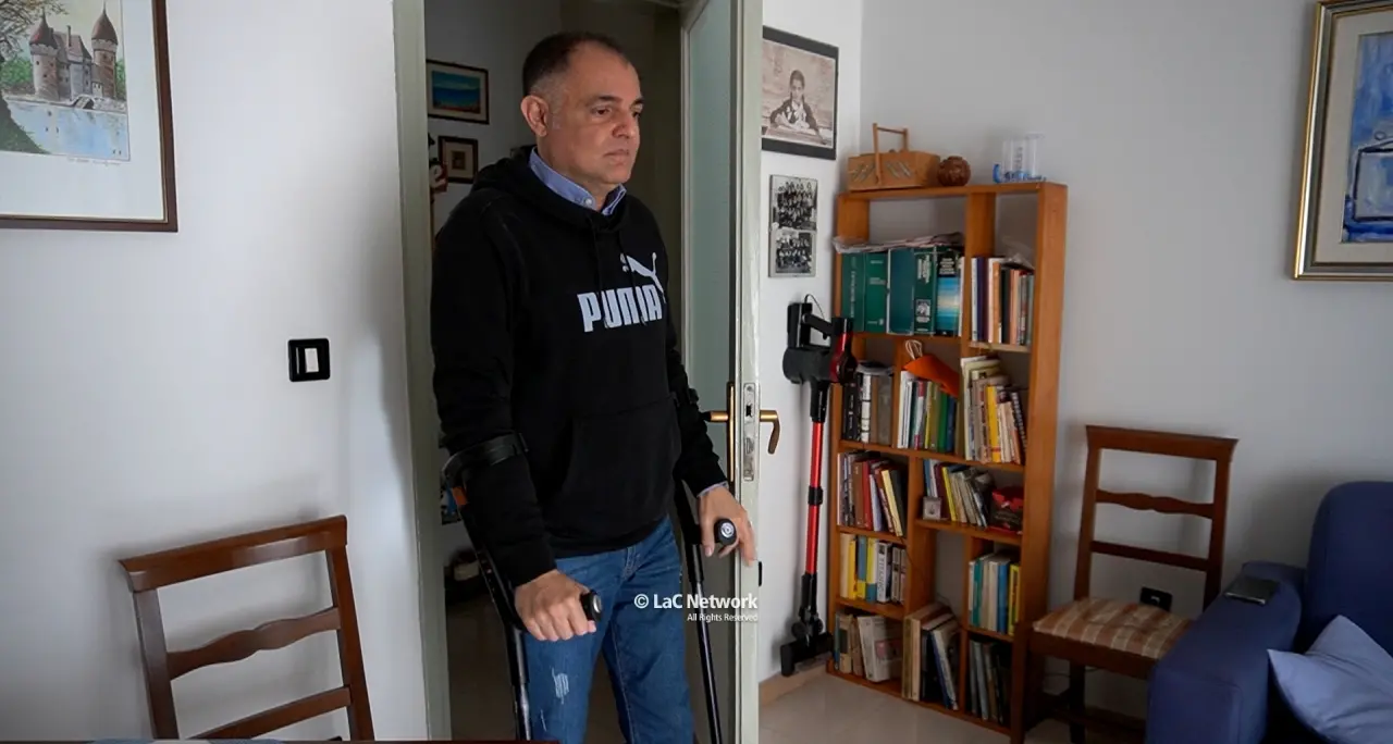 Ritorno in Calabria da incubo per un ex poliziotto: «Disabile e malato, mi hanno abbandonato in stazione sotto la pioggia»\n