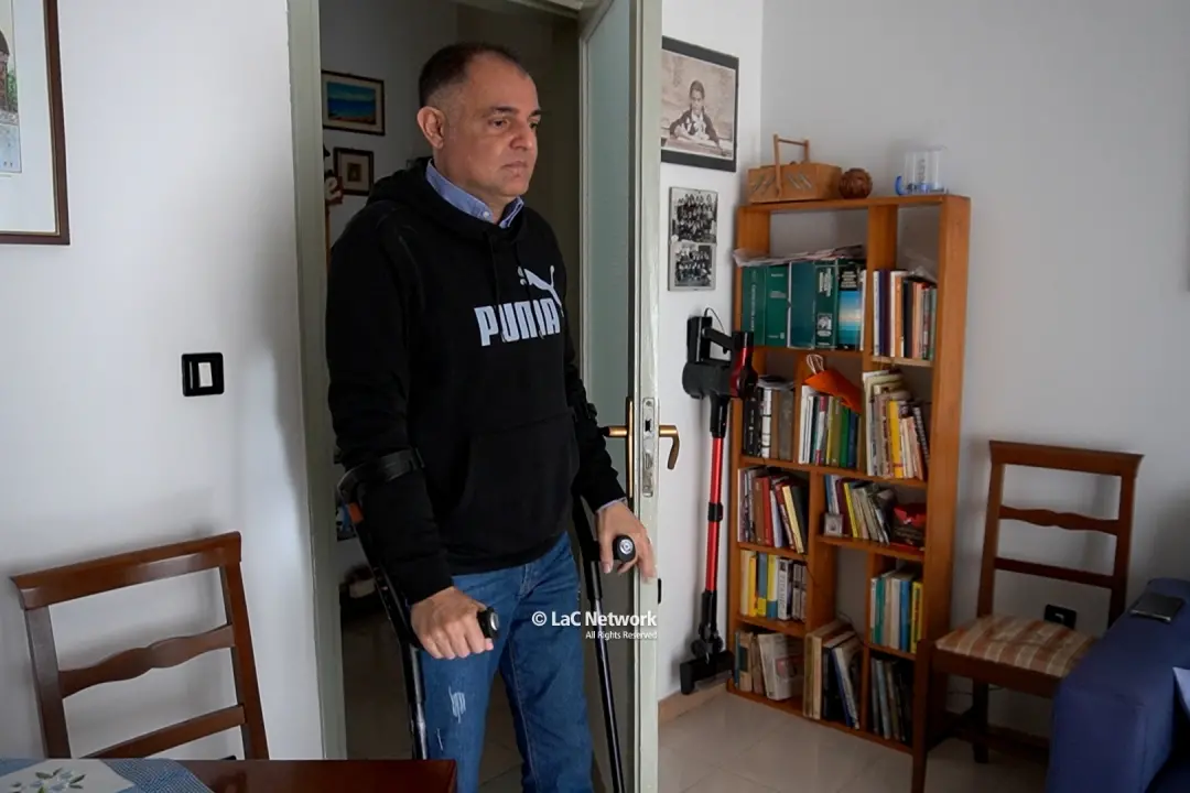 <p>Maurizio Coluccio, ex poliziotto oggi in pensione, &egrave; affetto dalla Sindrome di Cogan in forma atipica</p>\\n