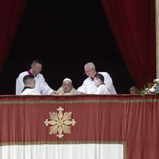 Papa Francesco si affaccia da San Pietro per la benedizione Urbi et Orbi:\u00A0«Cristo è risorto, corriamo verso la vita»\n