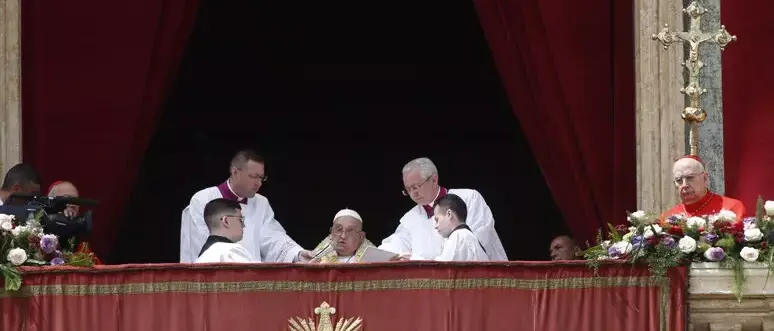 Papa Francesco si affaccia da San Pietro per la benedizione Urbi et Orbi:\u00A0«Cristo è risorto, corriamo verso la vita»\n