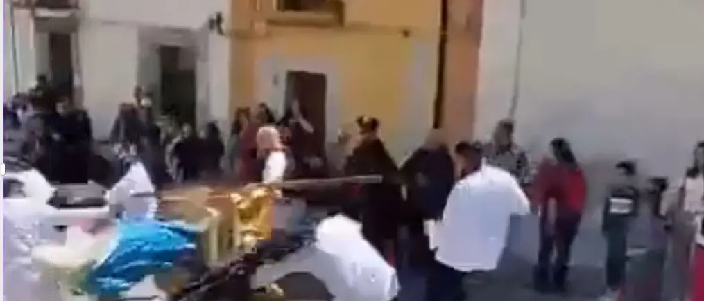 Isca sullo Ionio, durante la Cunfrunta un portantino inciampa\u00A0e la statua della Madonna finisce per terra\n