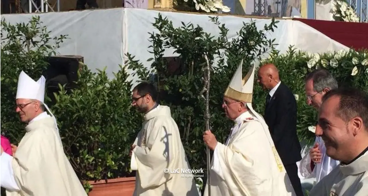 Quando Papa Francesco in Calabria scomunicò\u00A0gli ’ndranghetisti: «Adoratori del male, non sono in comunione con Dio»\n