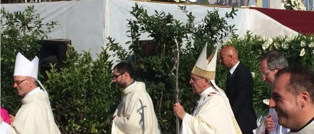 Quando Papa Francesco in Calabria scomunicò\u00A0gli ’ndranghetisti: «Adoratori del male, non sono in comunione con Dio»\n