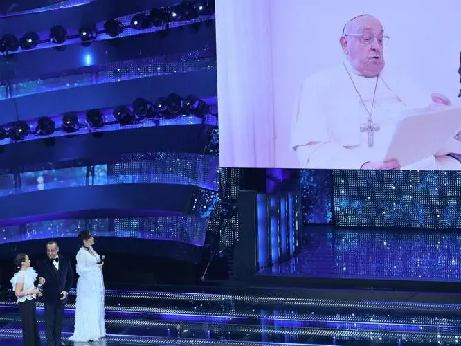 La «guerra mondiale a pezzetti», la corruzione che «spuzza» e l’«abbaiare della Nato»: le frasi chiave di Papa Francesco