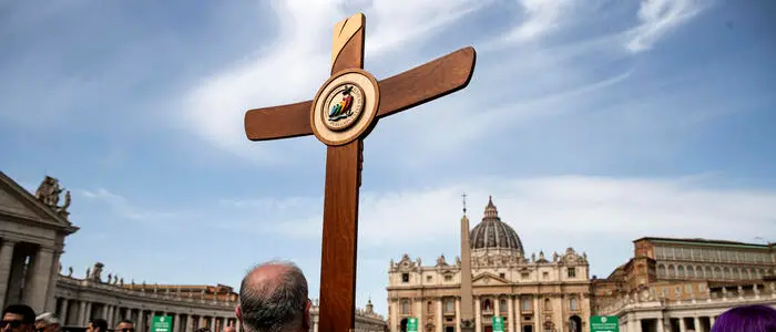 Morte di Papa Francesco, in piazza San Pietro un popolo sgomento: «Eravamo convinti fosse fuori pericolo»\n