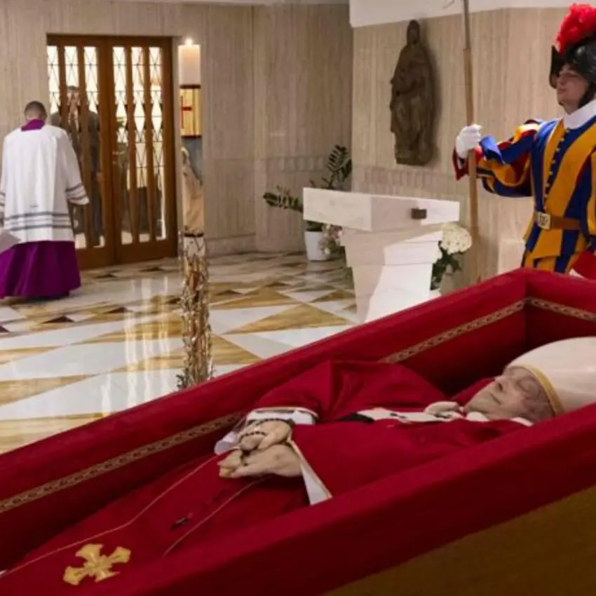 Diffusa la prima immagine della salma di papa Francesco, sabato i funerali. Trump: «Io e Melania\u00A0ci saremo»\n
