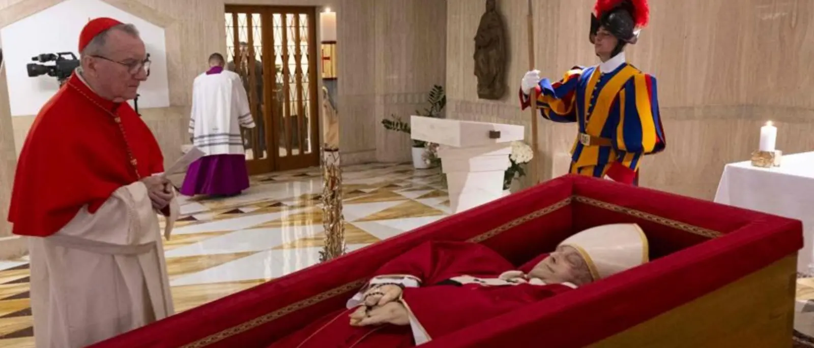 Diffusa la prima immagine della salma di papa Francesco, sabato i funerali. Trump: «Io e Melania\u00A0ci saremo»\n