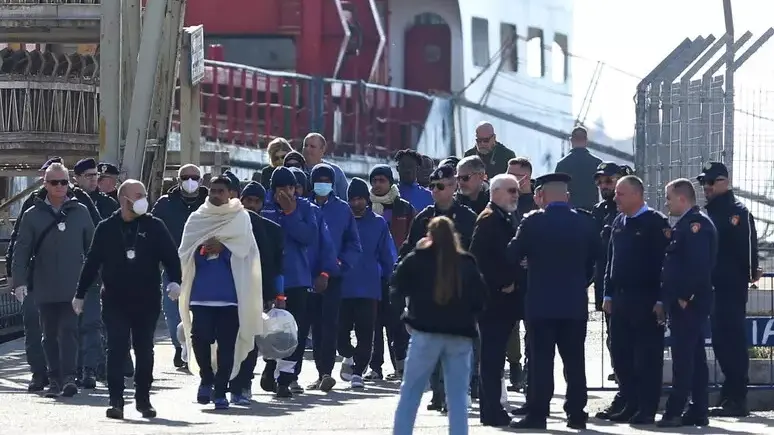 <p>Trasferimento di migranti in Albania (foto Ansa)</p>\\n