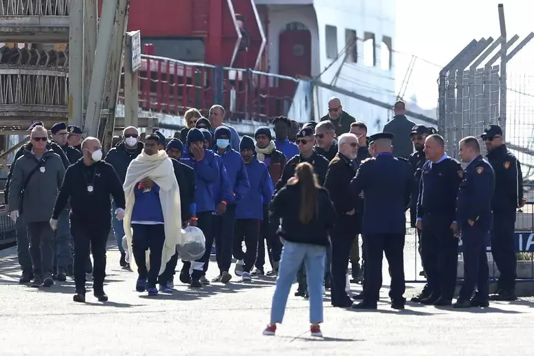 <p>Trasferimento di migranti in Albania (foto Ansa)</p>\\n