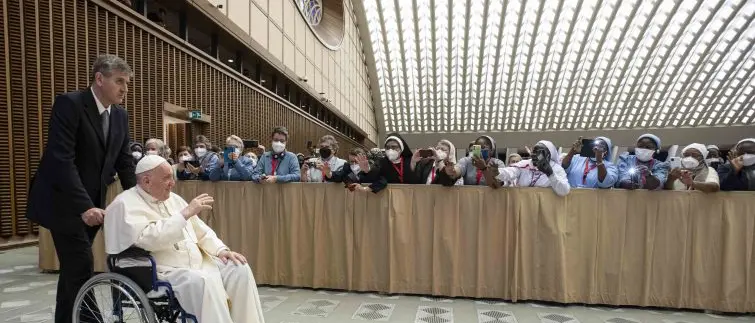 Il declino della salute di Papa Francesco: dal vigore del 2020 alle ultime tappe di sofferenza\n