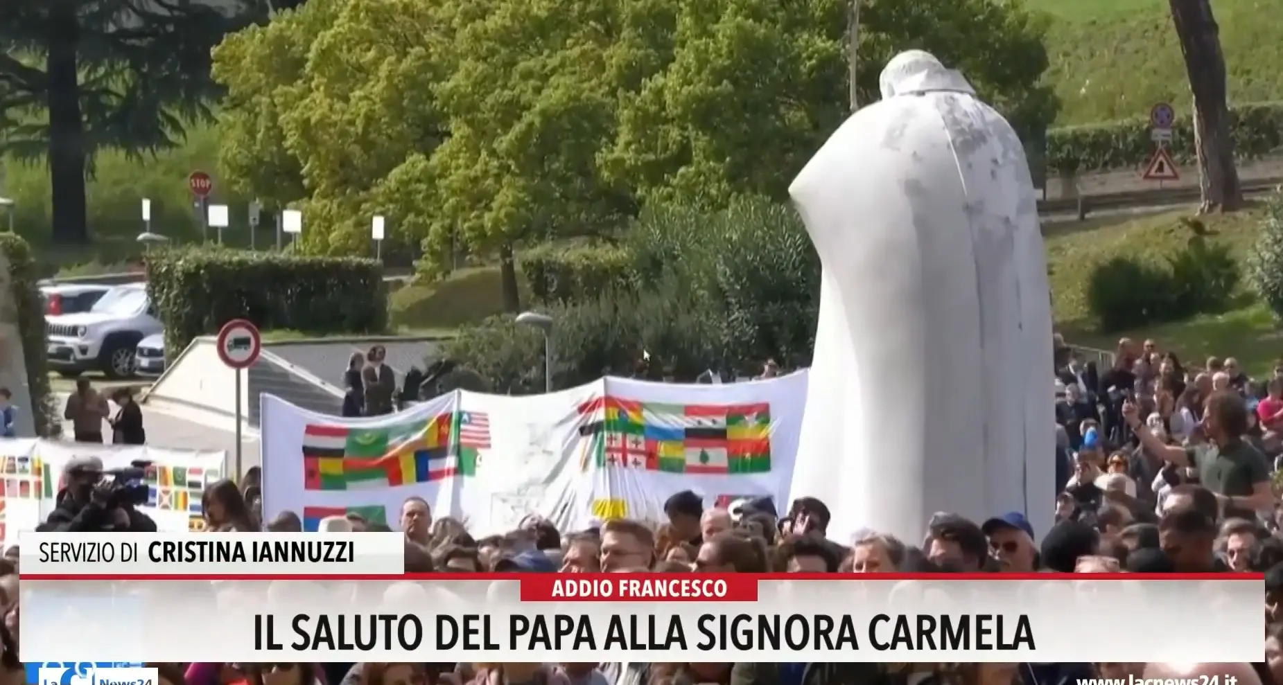 Il saluto del Papa alla signora calabrese con i fiori gialli