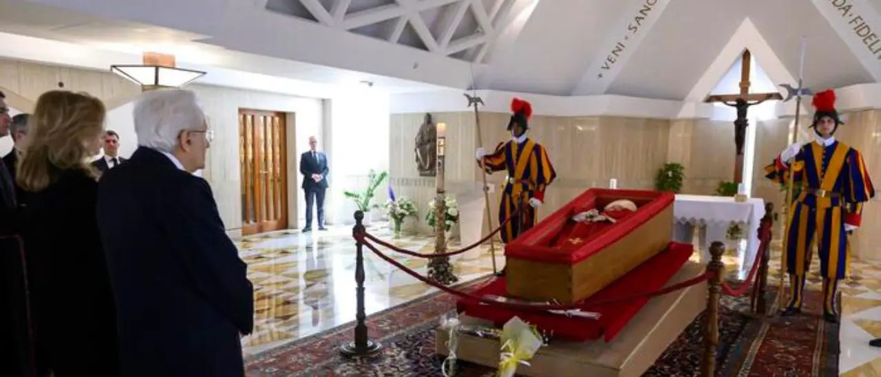 L’omaggio dei fedeli a Papa Francesco, oggi la salma a San Pietro\n