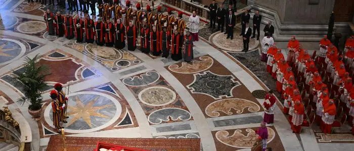Papa Francesco, la salma a San Pietro per l'ultimo saluto dei fedeli. Per i funerali attese oltre 200mila persone