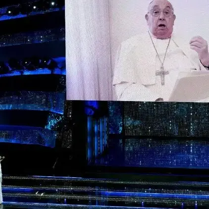 La fede, i sorrisi, le parole ai bambini: Carlo Conti ricorda Papa Francesco
