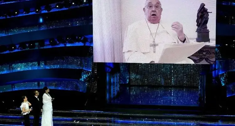 La fede, i sorrisi, le parole ai bambini: Carlo Conti ricorda Papa Francesco