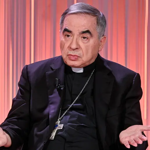 Il caso Becciu paralizza il Conclave: «Voterò per il nuovo Papa», ma il Vaticano lo esclude