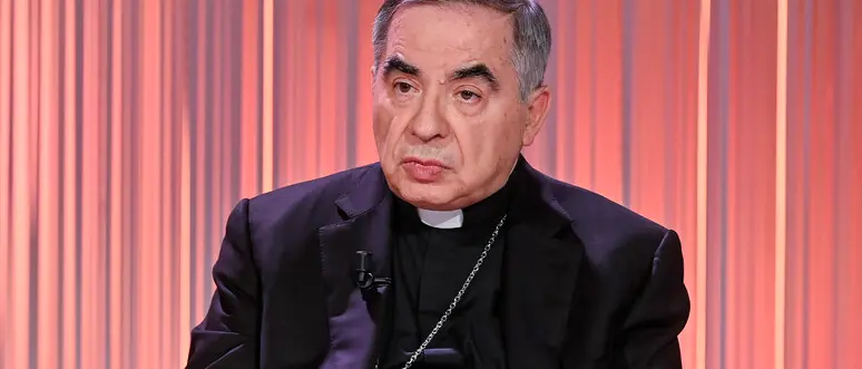 Il caso Becciu paralizza il Conclave: «Voterò per il nuovo Papa», ma il Vaticano lo esclude