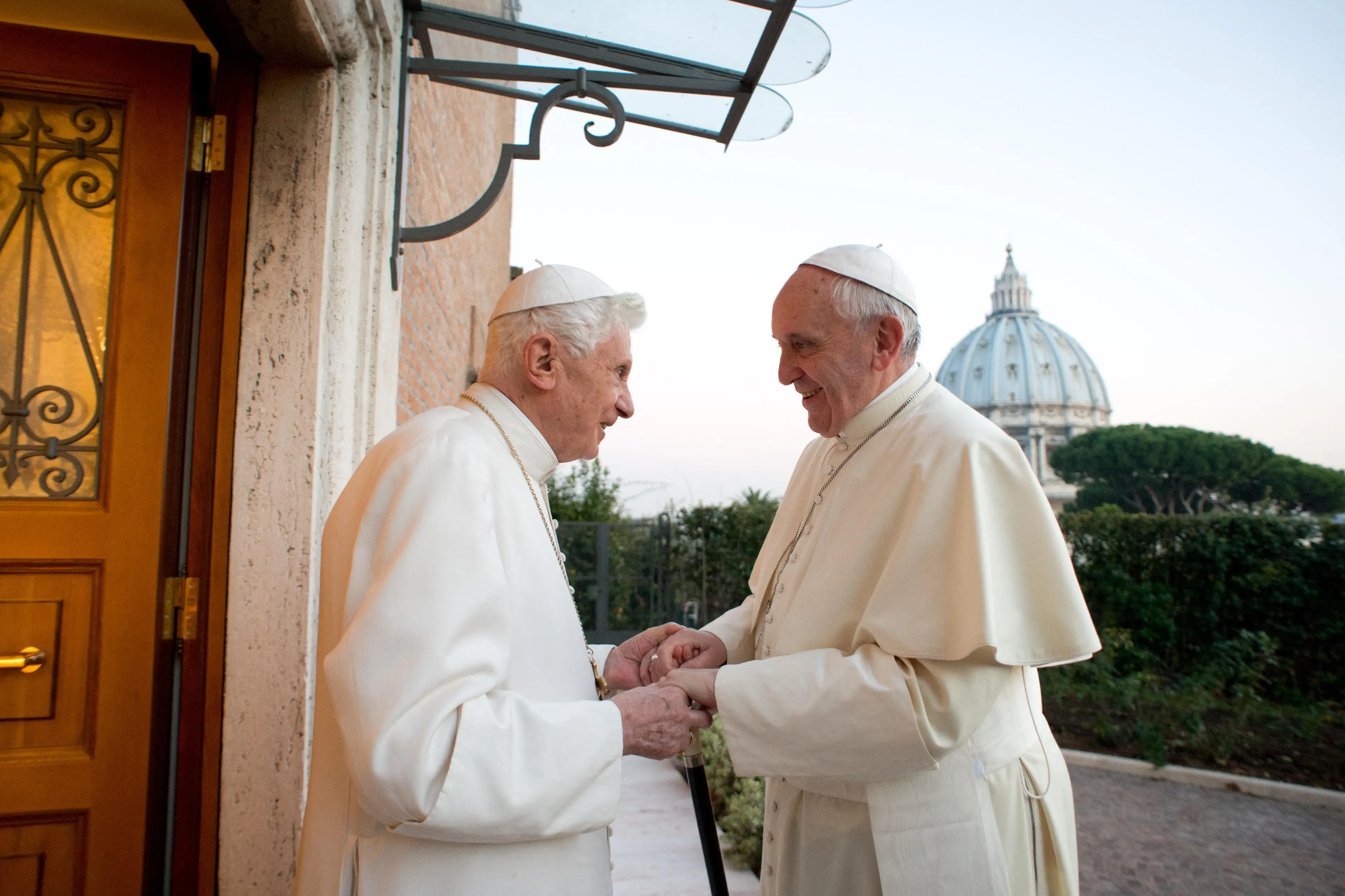 Due Papi e un solo trono: Francesco, Benedetto e il mistero di un pontificato condiviso