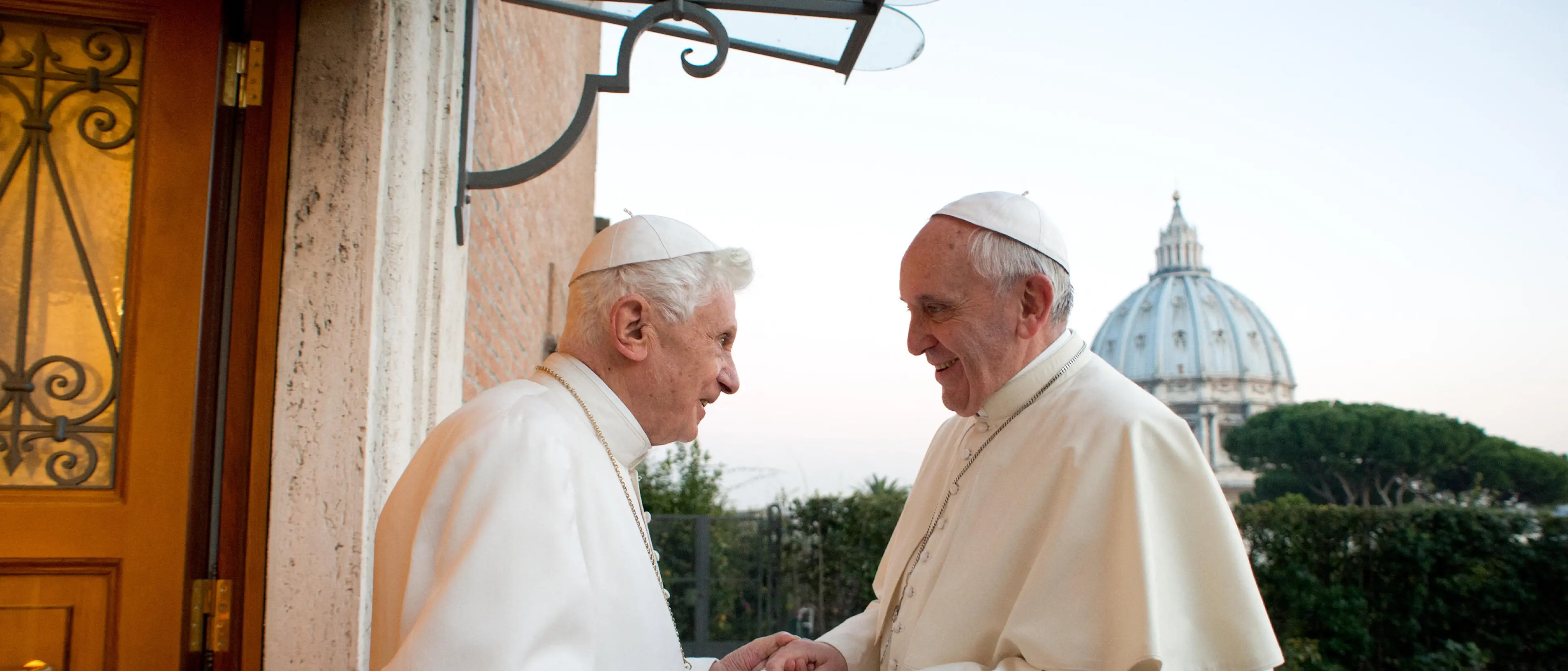 Due Papi e un solo trono: Francesco, Benedetto e il mistero di un pontificato condiviso