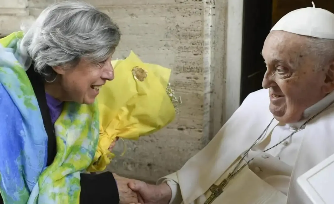 La signora calabrese dei fiori gialli e l’ultimo abbraccio a papa Francesco a Pasqua: «Non andrò ai funerali, troppo dolore»\n