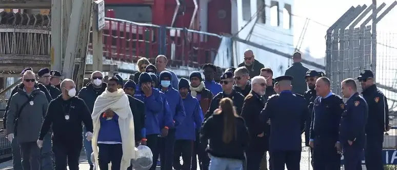 Migranti deportati nel silenzio: così il centro di Gjadër in Albania sarà il nostro nuovo confine morale\n