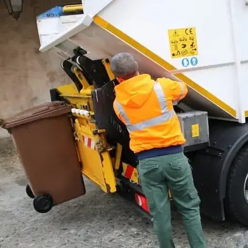 Schiaffi, calci e colpi di padella: a Palmi una denuncia per l’aggressione ai danni di due netturbini\n