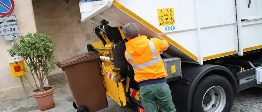 Schiaffi, calci e colpi di padella: a Palmi una denuncia per l’aggressione ai danni di due netturbini\n