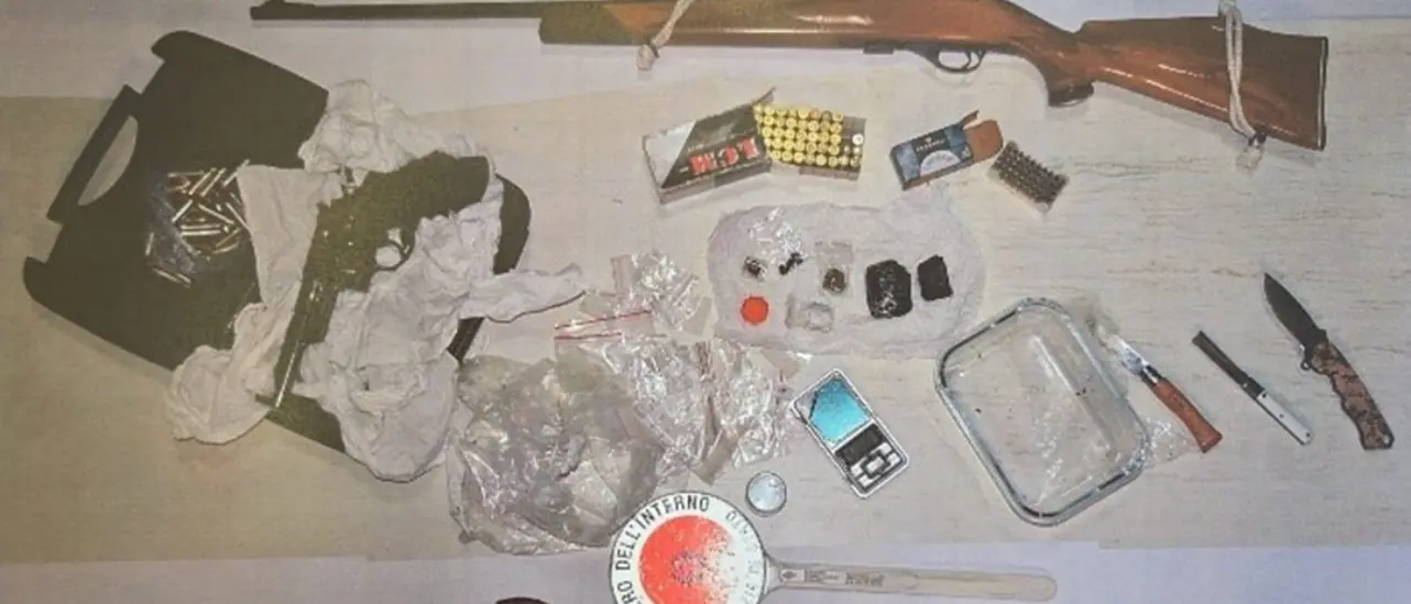 Armi e droga nell’armadio di casa: a Crotone arrestato 30enne\n