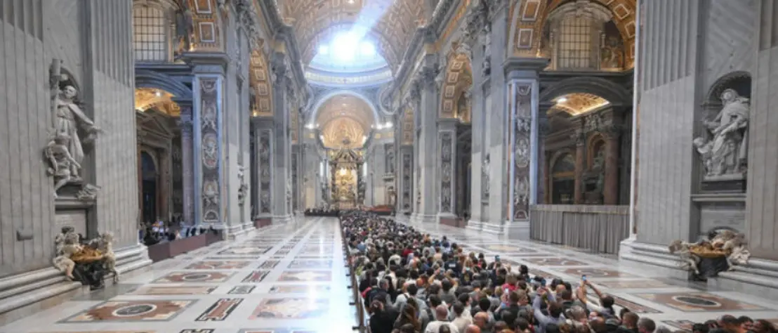 Migliaia di fedeli in fila per l'addio a Papa Francesco. Domani il rito della chiusura della bara\n