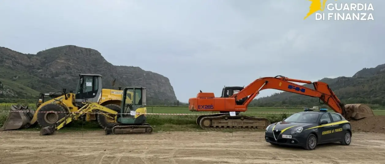 Cava di inerti abusiva lungo le sponde del fiume Neto, area sequestrata e una denuncia nel Crotonese\n