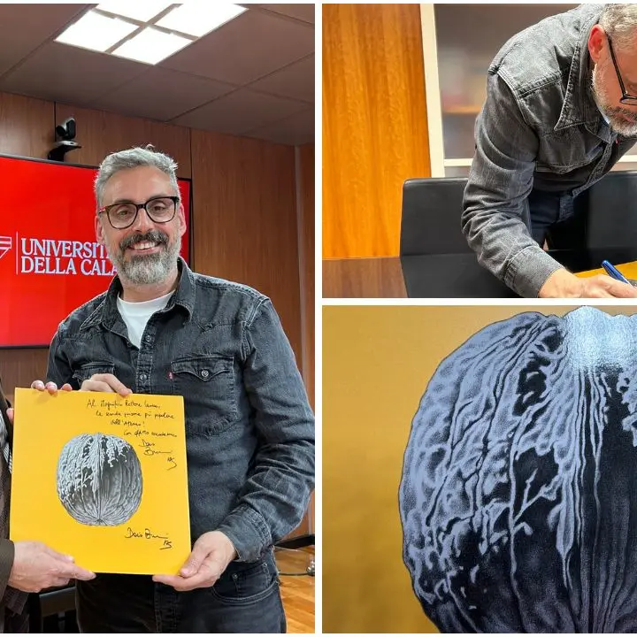 Brunori omaggia il Rettore Leone con \"L’albero delle noci\": «Alla seconda persona più popolare dell’Unical»\n