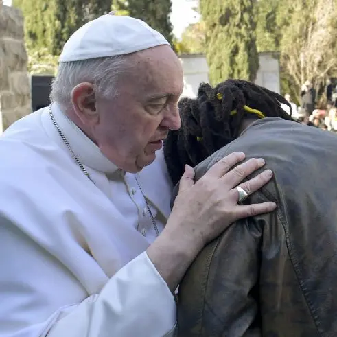L’ultimo abbraccio al Papa che scelse gli ultimi