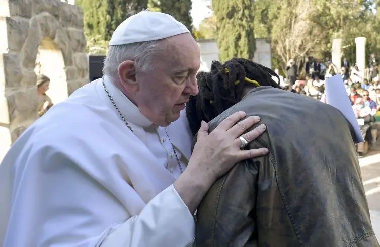 L’ultimo abbraccio al Papa che scelse gli ultimi