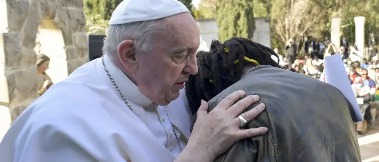 L’ultimo abbraccio al Papa che scelse gli ultimi