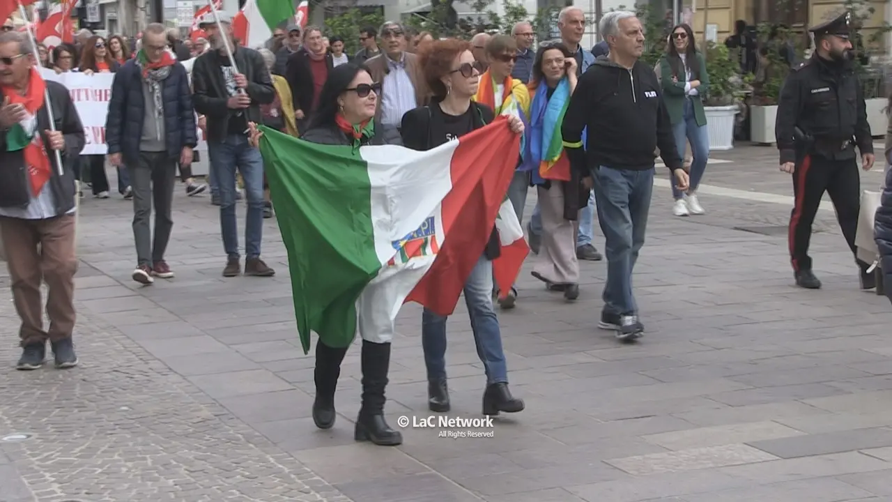 25 aprile a Cosenza: movimenti, sindacati e partiti uniti nel corteo antifascista promosso dall’associazione partigiani\n