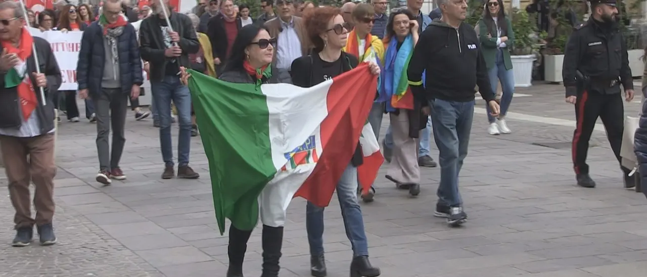 25 aprile a Cosenza: movimenti, sindacati e partiti uniti nel corteo antifascista promosso dall’associazione partigiani\n