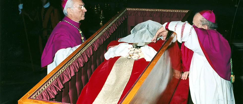 Papa Francesco, stasera in Vaticano il rito della velatura: l’ultimo addio privato prima del funerale di domani\n