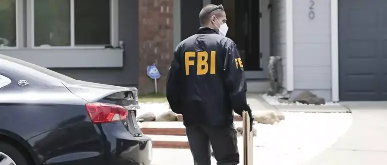 Mentre in Italia si canta “Bella ciao”, in America l’Fbi arresta una giudice colpevole di umanità\n